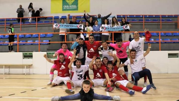 Los jugadores del Ponfesala celebran el ascenso con aficionados desplazados a Salamanca
