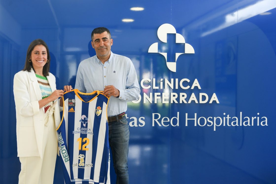 Carmen Rodríguez y Óscar García posan con la camiseta del Clínica Ponferrada SDP