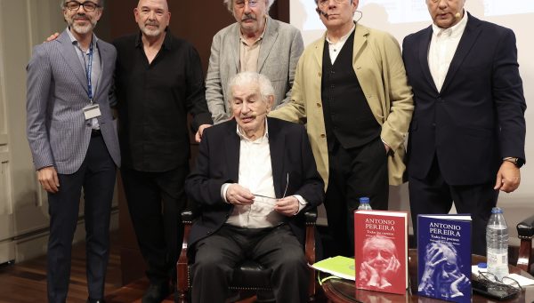 Homenaje a Antonio Pereira en su centenario. De (I a D), el director cultural de la Biblioteca Nacional, Javier Ortega, el arcodeonista, Cuco Pérez, Julio LLamazares, Antonio Gamoneda, Juan Carlos Mestre y Joaquin Otero Pereira