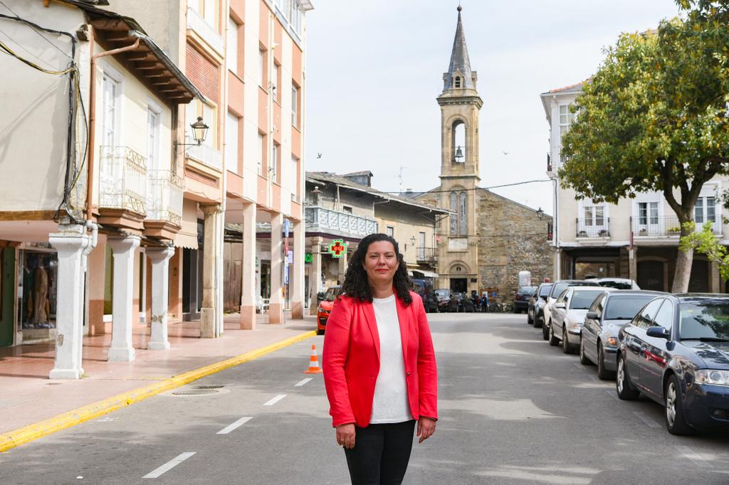 La alcaldesa de Cacabelos y candidata a la Alcaldía por el PSOE, Irene González. / QUINITO