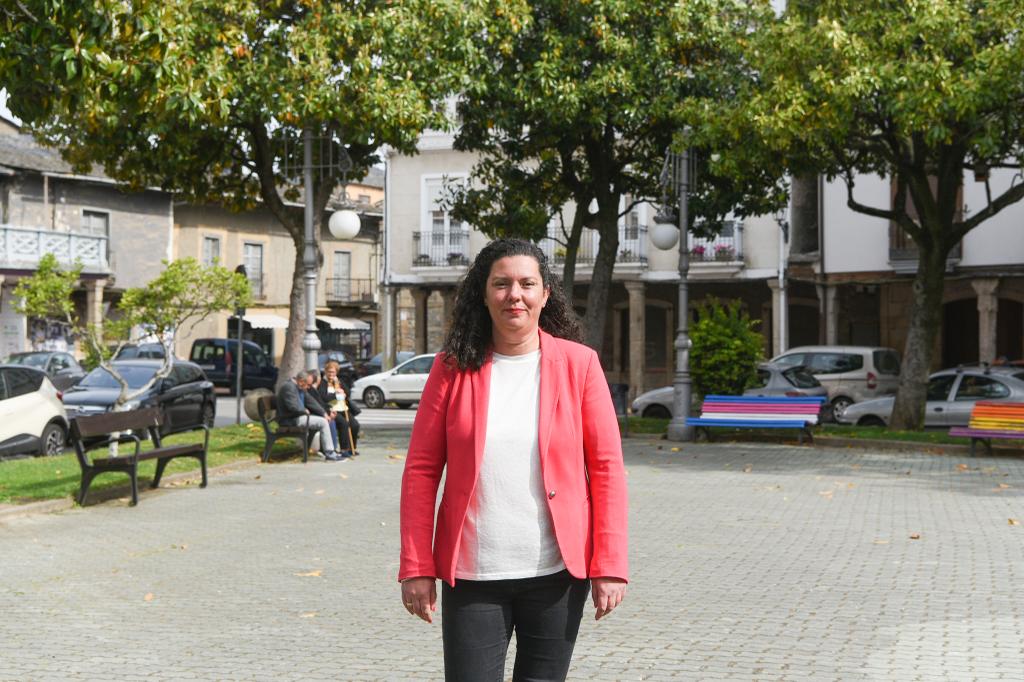 La alcaldesa de Cacabelos y candidata a la Alcaldía por el PSOE, Irene González. / QUINITO