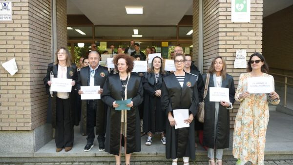 Los Colegios de la Abogacía y Procuradores de León se manifiestan a las puertas de los Juzgados de Ponferrada. / QUINITO