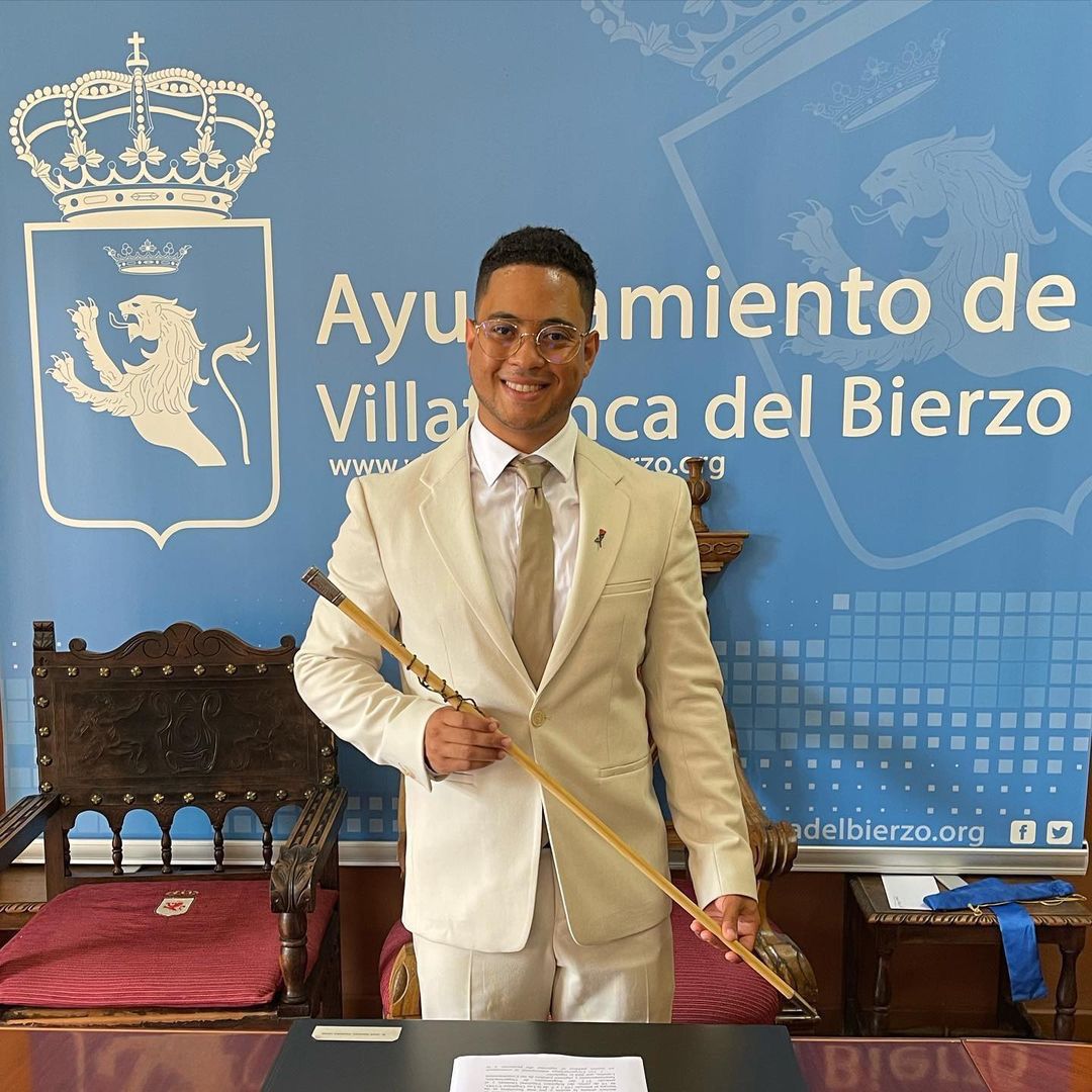 El alcalde de Villafranca del Bierzo, Anderson Batista, recoge el bastón de mando. / EBD