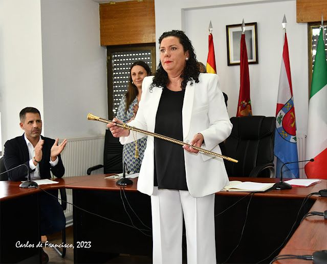 La alcaldesa de Cacabelos, Irene González, recoge el bastón de mando. / Castroventosa 