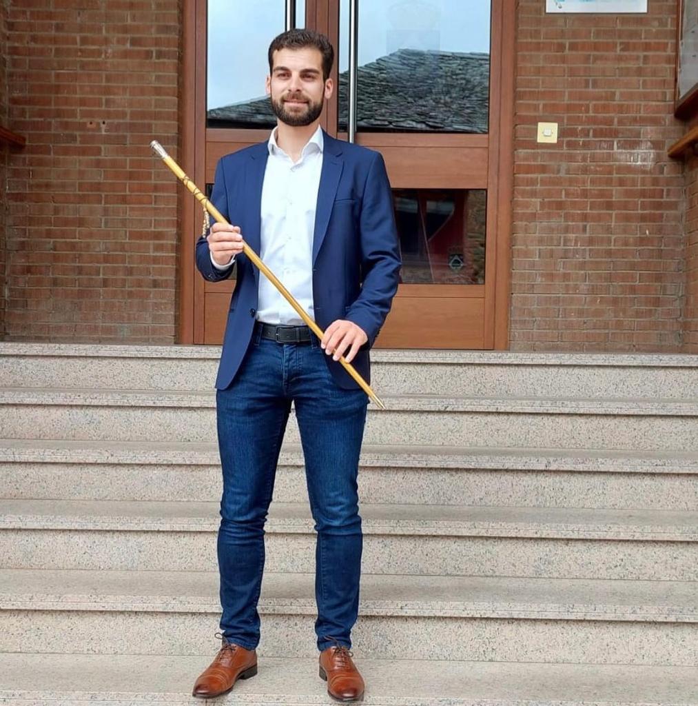 El alcalde de Noceda del Bierzo, Andrés Arias Nogaledo, recoge el bastón de mando. / EBD
