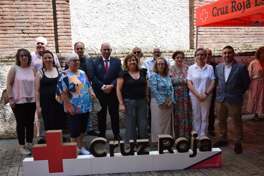 Daniel Hernández (en el centro, con corbaja roja), junto al resto de presidentes comarcales de Cruz Roja en León