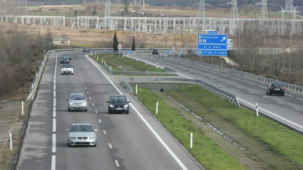Vehículos circulando por la autovía A-6 a su paso por Ponferrada