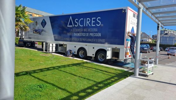 Equipo móvil de resonancia magnética ubicado en el aparcamiento de la Clínica Ponferrada