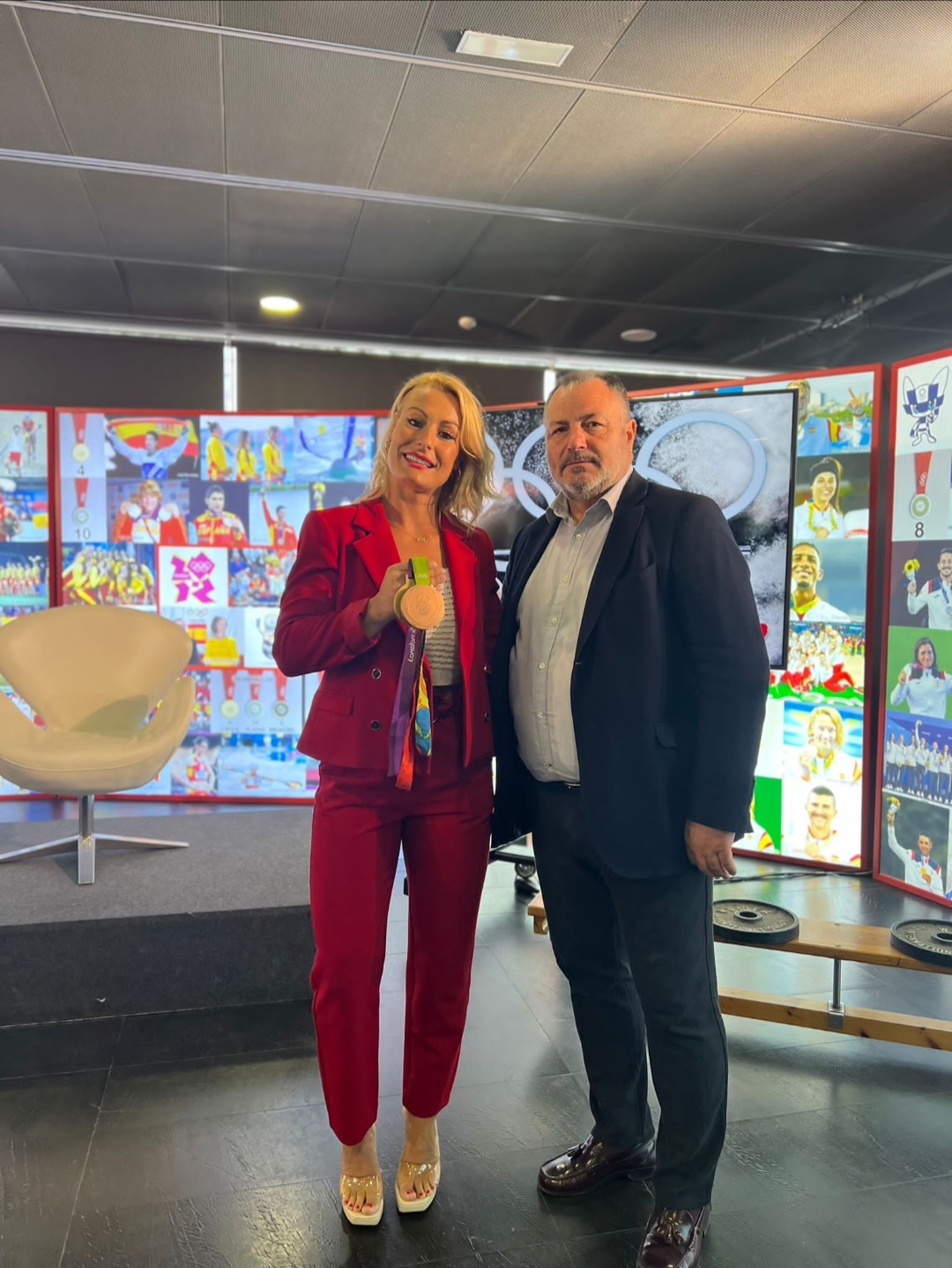 Lydia Valentín y Eduardo Morán en la rueda de prensa en la que la berciana ha anunciado su retirada. / Ayuntamiento de Camponaraya