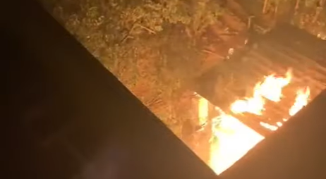 Incendio en un cuarto de leña pegado a una vivienda de la avenida Galicia, en Fuentesnuevas. / EBD