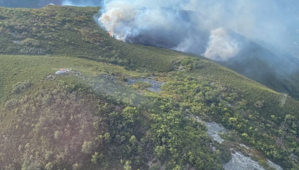 Fotografía del incendio forestal en Matalavilla. / @briftabuyo