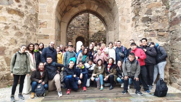 El alcalde de Ponferrada, Marco Morala, con el grupo de estudiantes de Fuentesnuevas, Murcia y Madrid