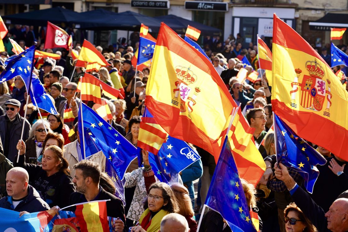 Miles de personas se concentran en León por la igualdad de los españoles y contra la amnistía