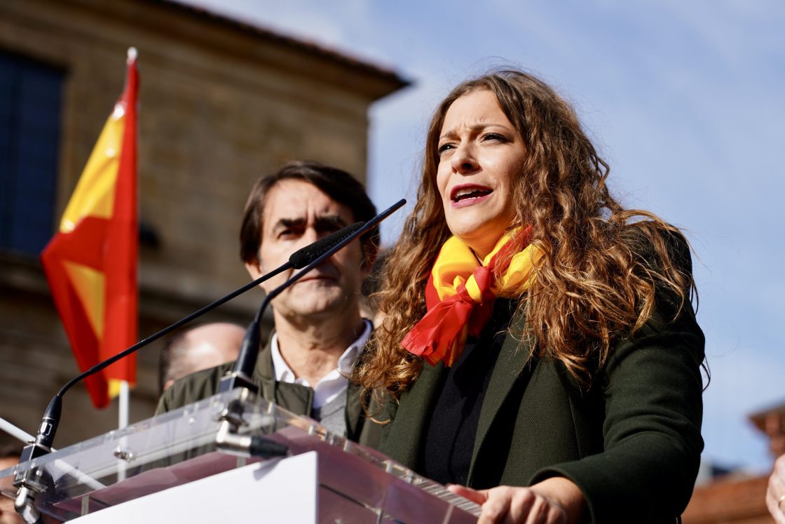 Miles de personas se concentran en León por la igualdad de los españoles y contra la amnistía