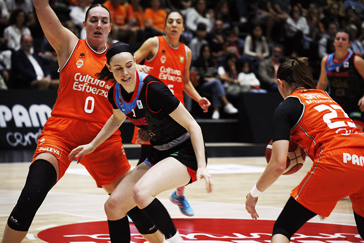 Valencia Basket-Embutidos Pajariel Bembibre. / @CBBembibrePDM