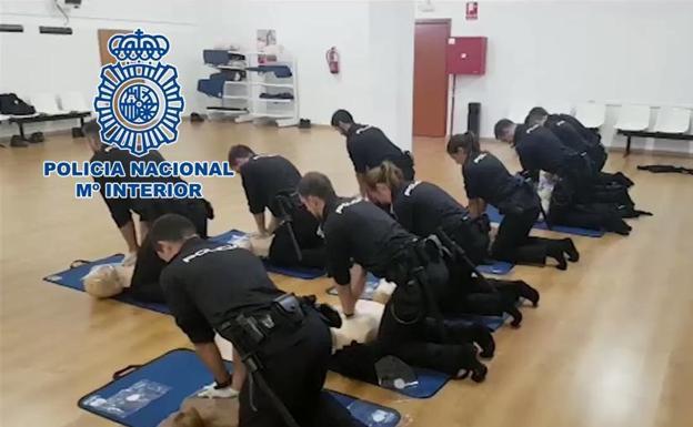 Policía Nacional practicando la maniobra de reanimación cardiopulmonar RCP. / Subdelegación del Gobierno en León