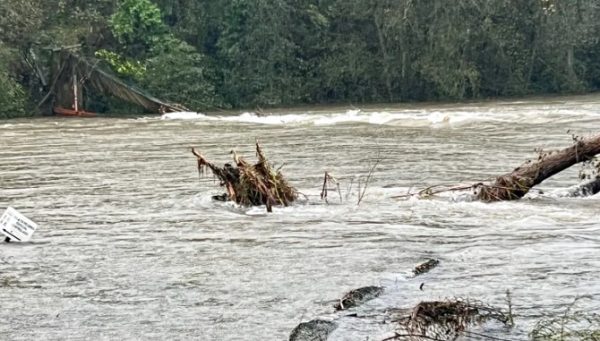El río Sil sumerge el puente colgante de Valiña. / af2bierzo