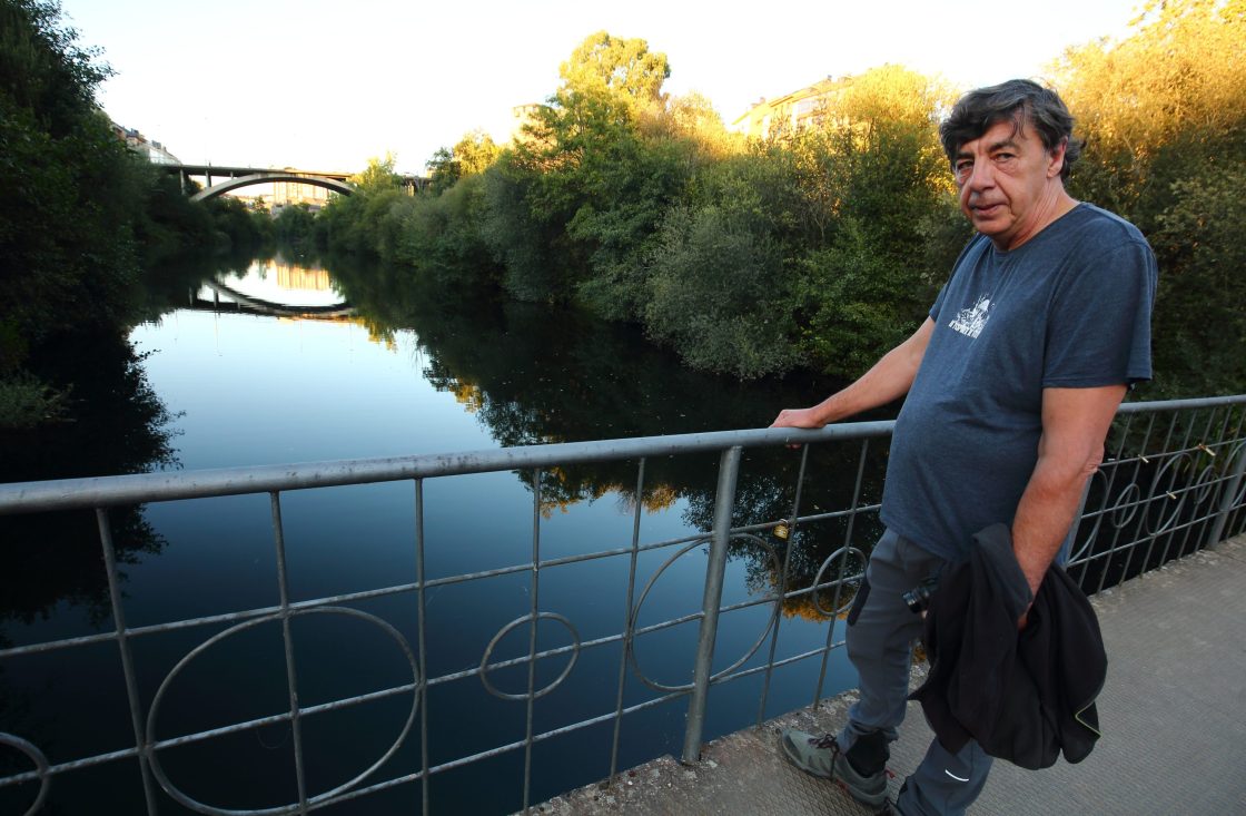 El presidente de la asociación Tyto Alba, Miguel Ángel Gallego, junto al río Sil a su paso por Ponferrada
