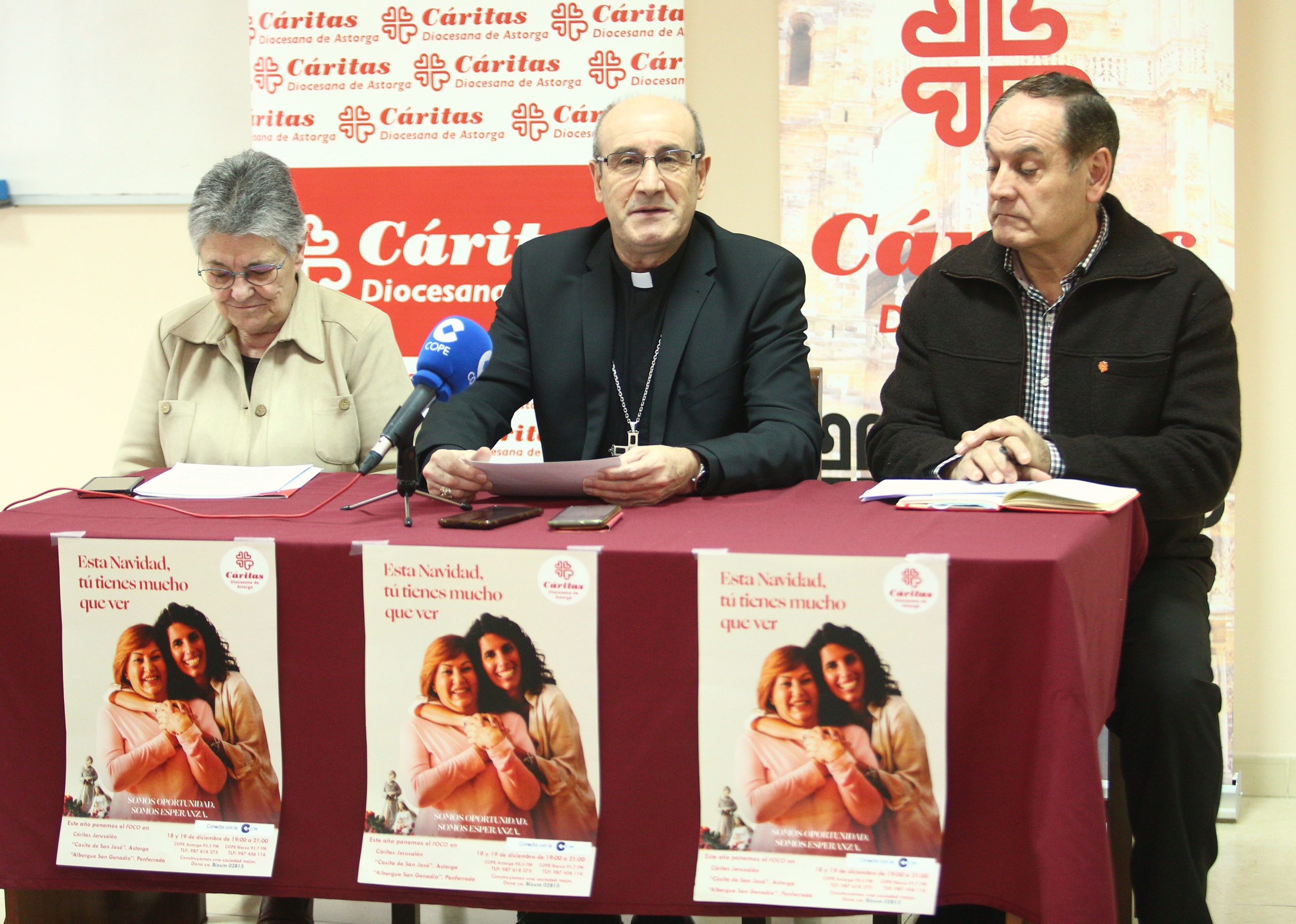 El obispo de Astorga, Jesús Fernández (C), junto a la directora de Cáritas Diocesana de Astorga, Inmaculada del Peso, y el director de Cáritas de la UPA de Ponferrada, Amador Pinos (D), durante la presentación de la campaña de Navidad