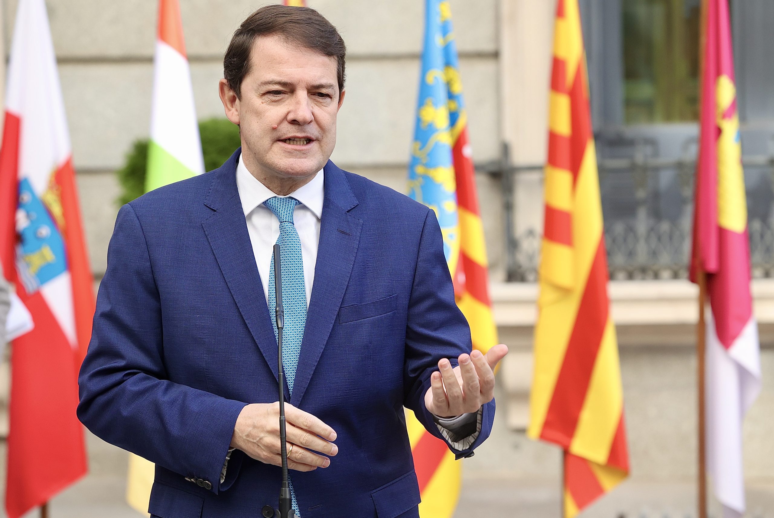 El presidente de la Junta de Castilla y León, Alfonso Fernández Mañueco, asiste a la recepción con motivo del acto conmemorativo del día de la Constitución en el Congreso de los Diputados.