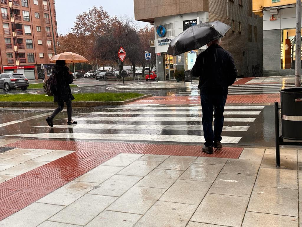 Foto de archivo de un día de lluvia en Ponferrada. / QUINITO