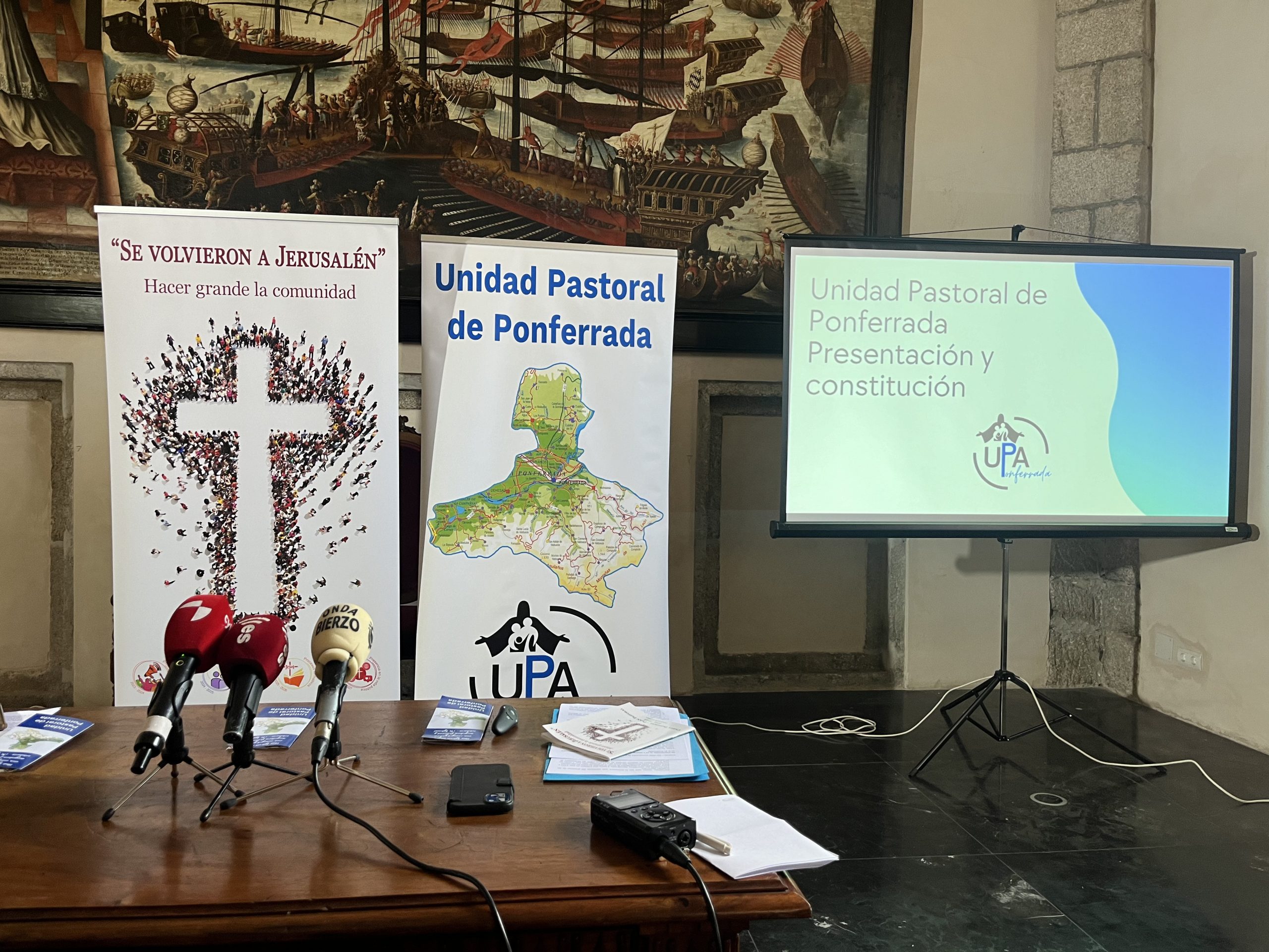 El obispo de Astorga, Jesús Fernández, Eduardo del Valle y Mariola Estrada presentan la UPA de Ponferrada