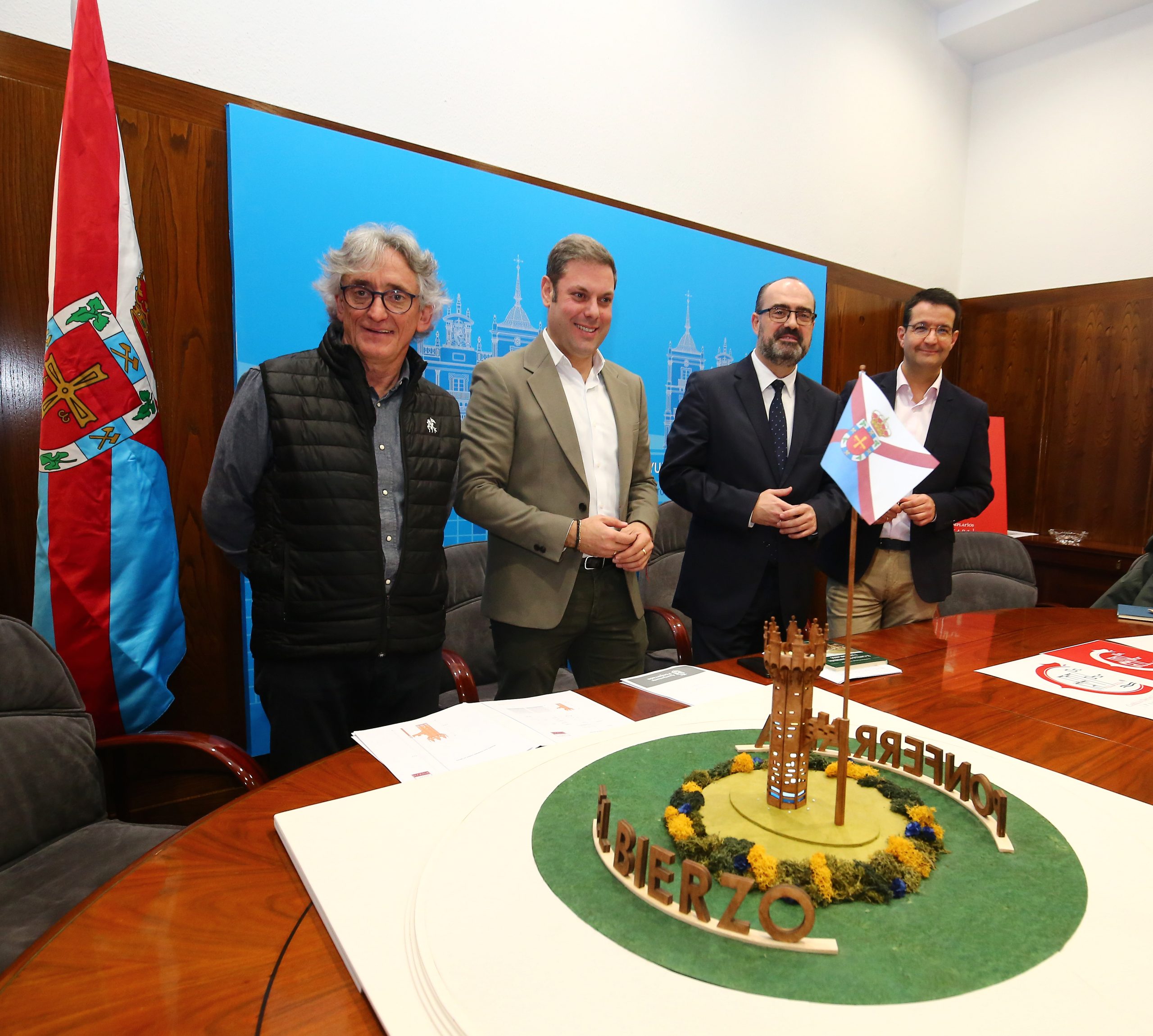 El alcalde de Ponferrada, Marco Morala (2D), junto al concejal de Medio Rural, Turismo y Patrimonio, Iván Alonso (2I), el director de los Museos de Ponferrada, Javier García Bueso (D), y el artista Rogelio Pacios (I), durante la presentación de las actividades organizadas para con motivo del centenario de la declaración del Castillo de los Templarios como Monumento Nacional