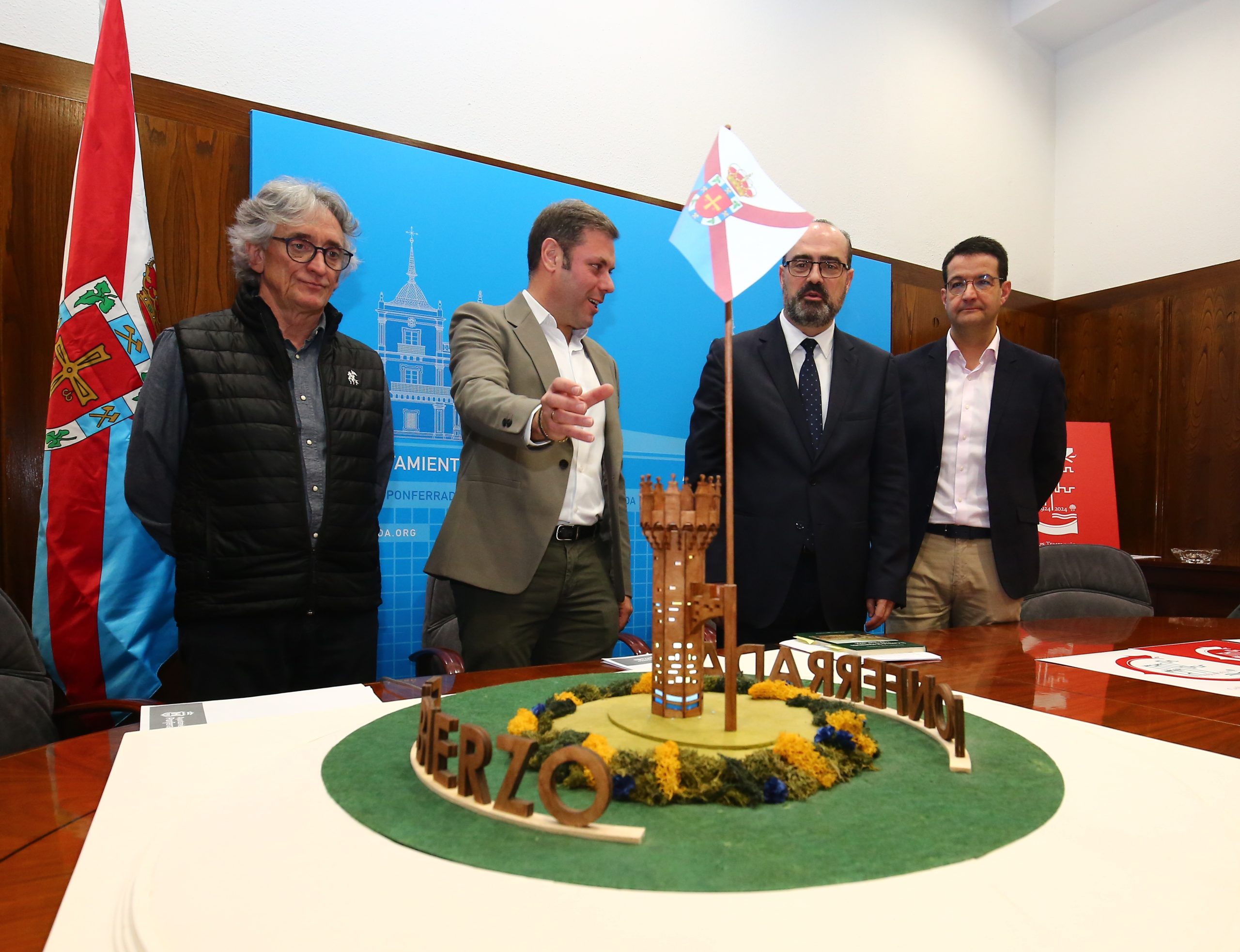 El alcalde de Ponferrada, Marco Morala (2D), junto al concejal de Medio Rural, Turismo y Patrimonio, Iván Alonso (2I), el director de los Museos de Ponferrada, Javier García Bueso (D), y el artista Rogelio Pacios (I), durante la presentación de las actividades organizadas para con motivo del centenario de la declaración del Castillo de los Templarios como Monumento Nacional