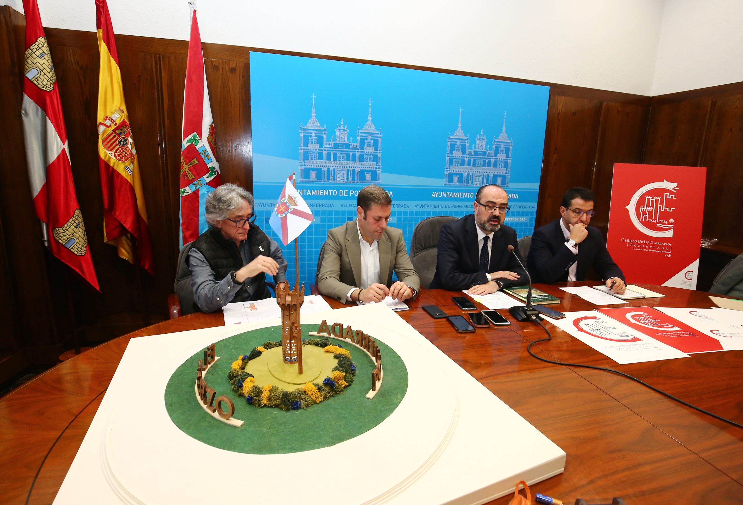 El alcalde de Ponferrada, Marco Morala (2D), junto al concejal de Medio Rural, Turismo y Patrimonio, Iván Alonso (2I), el director de los Museos de Ponferrada, Javier García Bueso (D), y el artista Rogelio Pacios (I), durante la presentación de las actividades organizadas para con motivo del centenario de la declaración del Castillo de los Templarios como Monumento Nacional