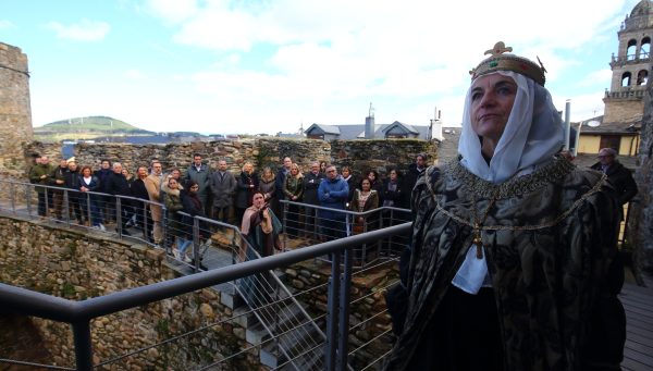 Visita teatralizada al Castillo de Ponferrada a cargo de la compañía Conde Gatón
