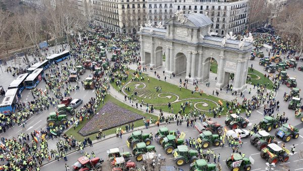 Agricultores y ganaderos de todo el país se concentran en Madrid con una tractorada de protesta por la situación actual del campo en España