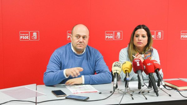 Javier Campos y Nuria Rubio, en la sede del PSOE de Ponferrada