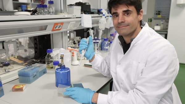 El investigador Saúl Ares en el laboratorio del Centrol Nacional de Biotecnología