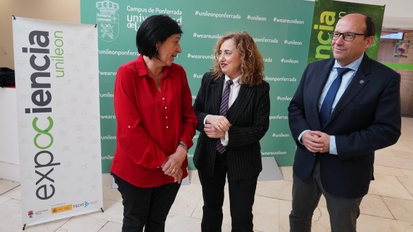 La vicerrectora del campus de Ponferrada, María Pilar Marqués, y la directora de la Unidad de Cultura Científica de la ULE, Covadonga Palencia, comparecen con motivo de la muestra Expociencia