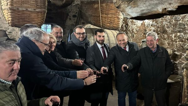 Adrián Barbón, en el centro, durante su visita a Noceda para participar en el Festival del Botillo