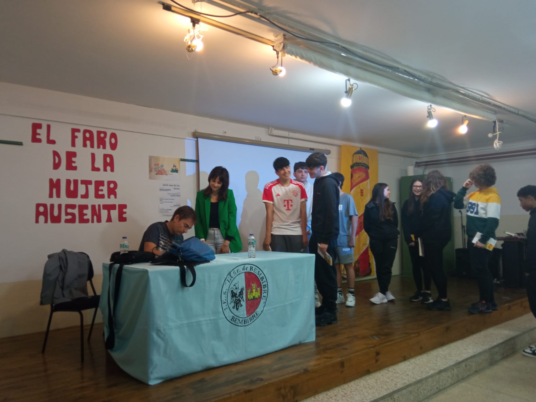 Los alumnos del IES El Señor de Bembibre disfrutan de un encuentro literario con el escritor David Fernández Sifres