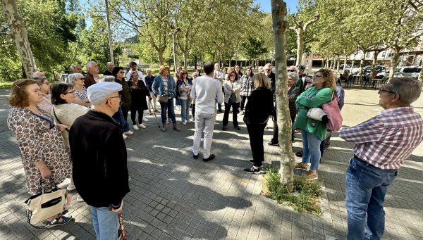 Reunión de Iván Alonso con los vecinos de la calle Pelayo y de la calle Hermanos Pinzón. / Ayto Ponferrada