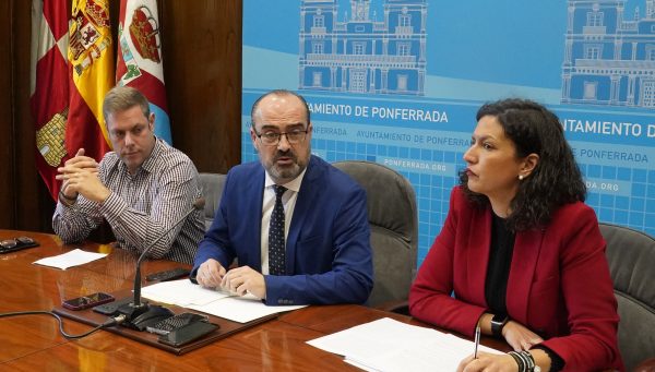 El alcalde Ponferrada, Marco Morala (C), y los tenientes de alcalde de Ponferrada, Lidia Coca e Iván Alonso (I), durante su comparecencia sobre la Zona de Bajas Emisiones