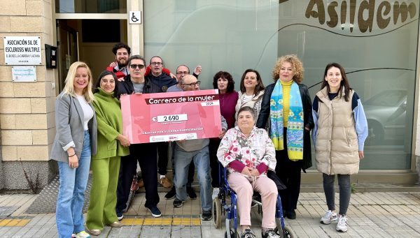 Las ediles Alexandra Rivas y Eva González hacen entrega de la recaudación a los responsables de Asildem.