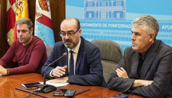 El alcalde de Ponferrada, Marco Morala, el.concejal de Turismo, Iván Alonso, y el director de la UNED de Ponferrada, Jorge Vega, presentan el curso 'El Castillo de los Templarios de Ponferrada en el centenario de su declaración cómo Monumento Nacional