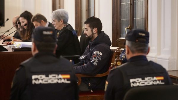 Primera sesión del juicio contra un varón acusado de matar de un total de 52 puñaladas a la que era su casera en la calle Obispo Almarcha de León en marzo de 2020