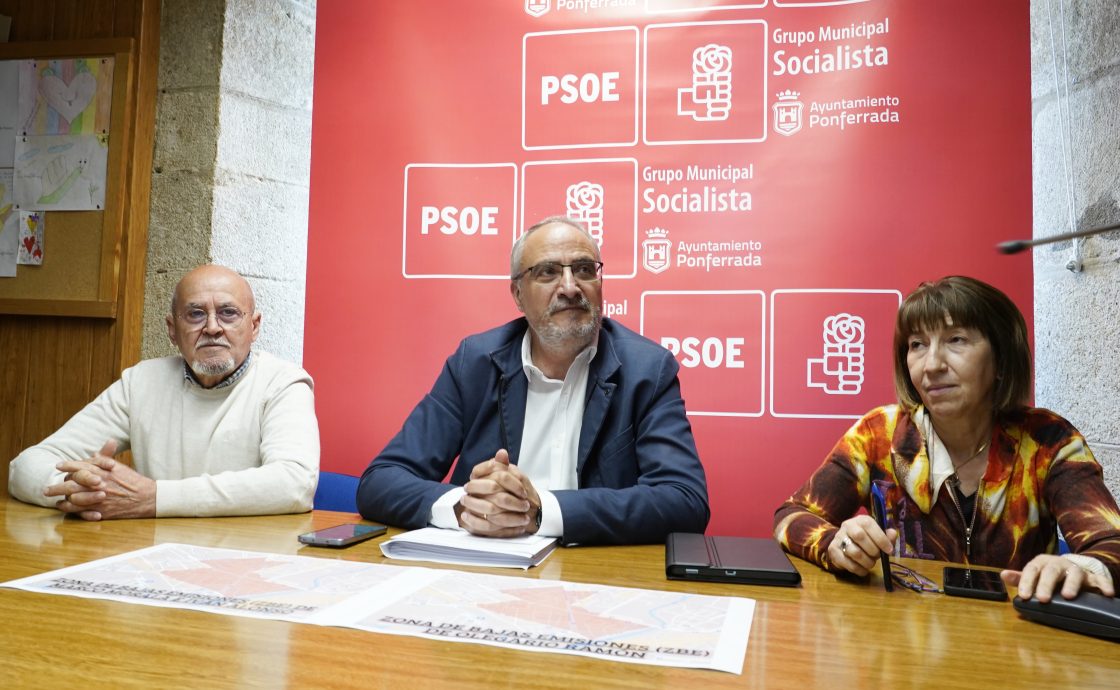 El portavoz del grupo municipal socialista de Ponferrada, Olegario Ramón (C), junto a varios concejales, durante la rueda de prensa para tratar sobre actualidad municipal