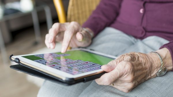 Mujer mayor utilizando una tablet