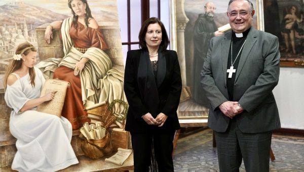 El obispo de León, Luis Ángel de las Heras, y la artista berciana Ana María Martínez inauguran la exposición ‘La Tebaida en el corazón’