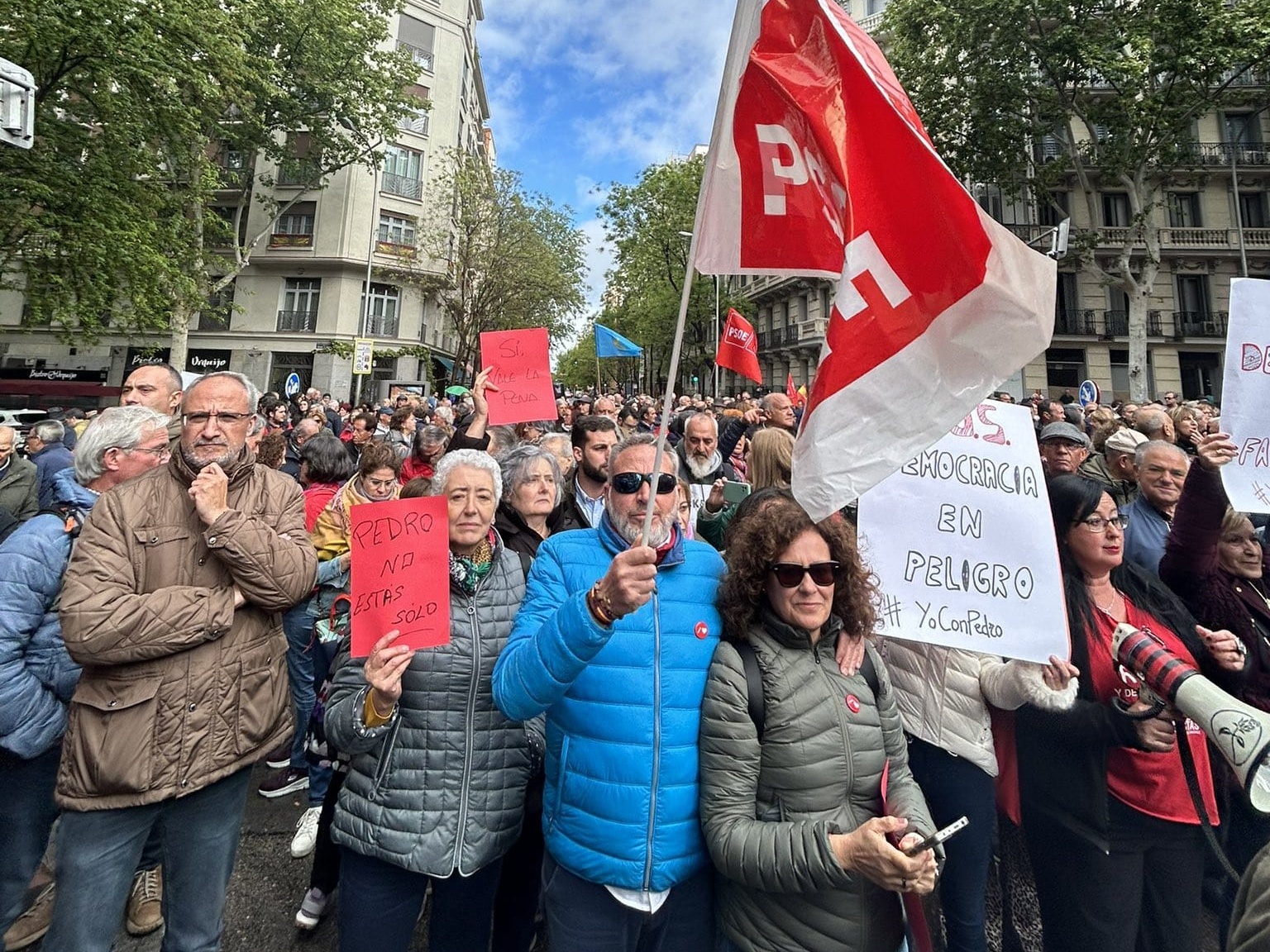Militantes del PSOE de Ponferrada en la concentración de apoyo a Pedro Sánchez