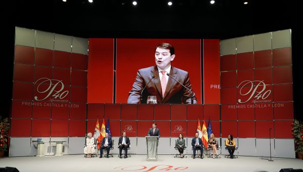 El presidente de la Junta, Alfonso Fernández Mañueco, durante su intervención en el acto de entrega de los Premios Castilla y León 2023.