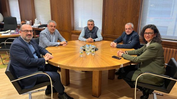 Los alcaldes de Ponferrada y Astorga, con varios concejales, reunidos en el Ayuntamiento astorgano