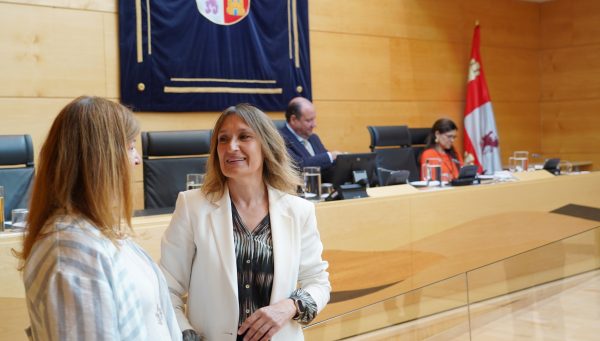 La consejera de Educación, Rocío Lucas, informa a las Cortes sobre el grado de cumplimiento de los objetivos de su departamento para la legislatura