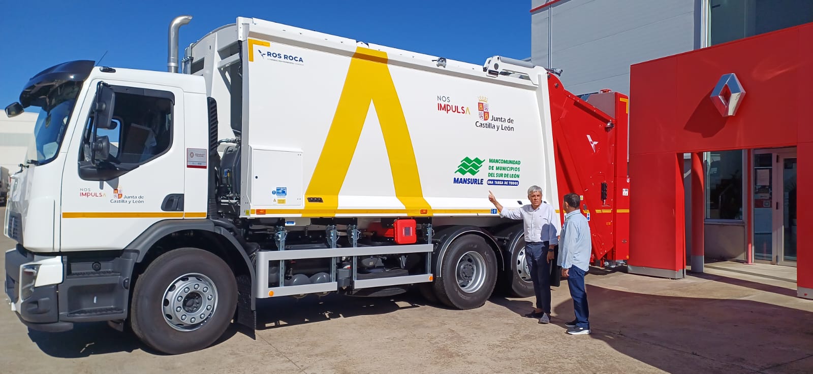 Eduardo Diego, junto a un camión de recogida de basura destinado a las mancomunidades