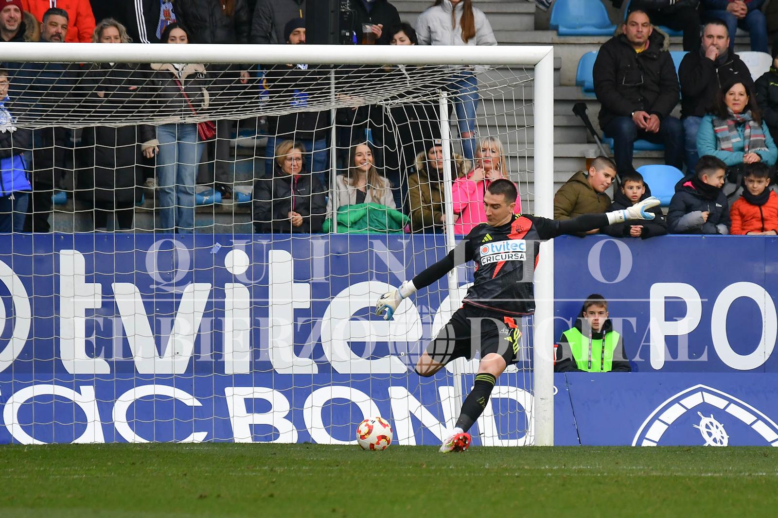 Andrés Prieto saca de puerta en el Ponferradina-Andorra